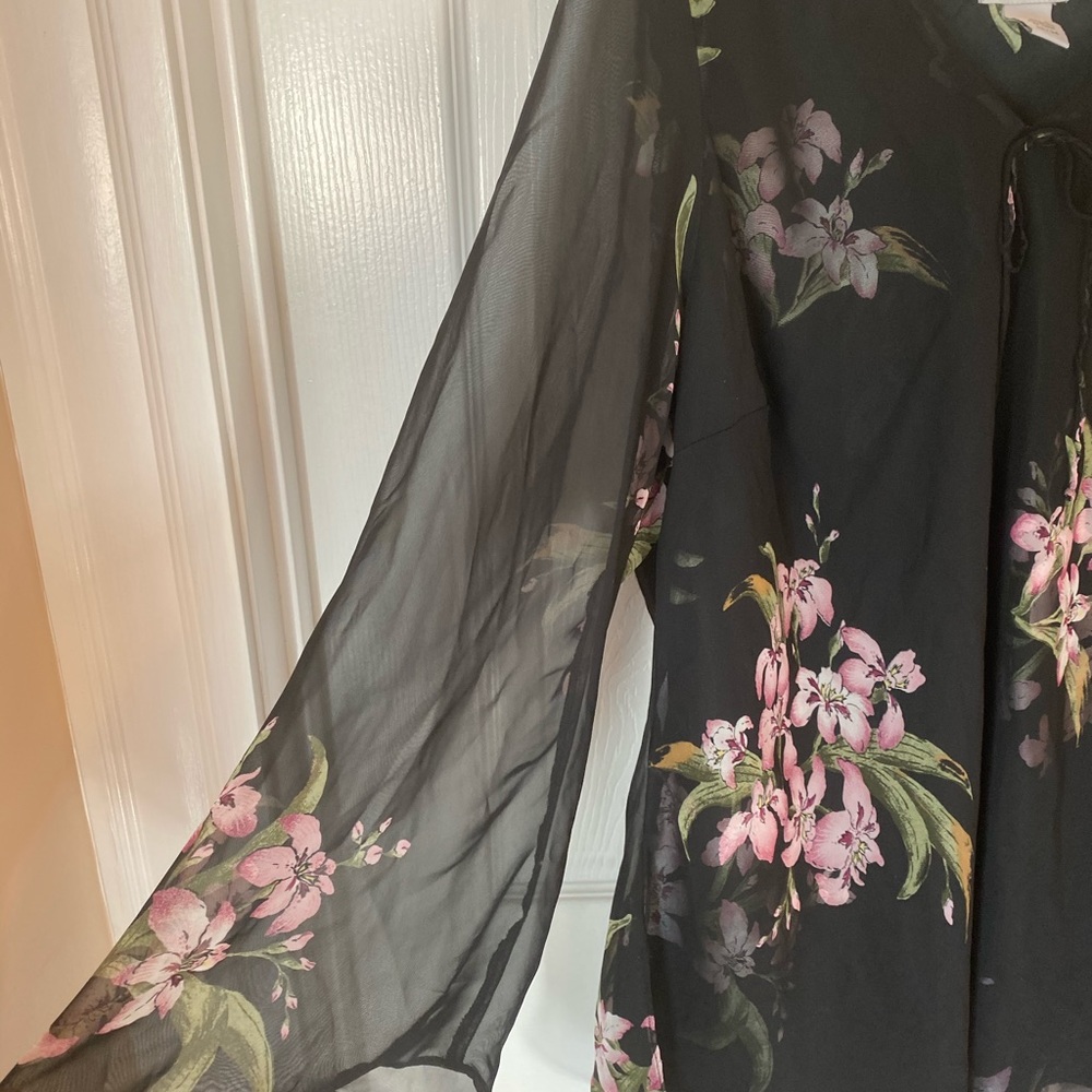 Avenue Womens Black Floral Blouse size 22/24